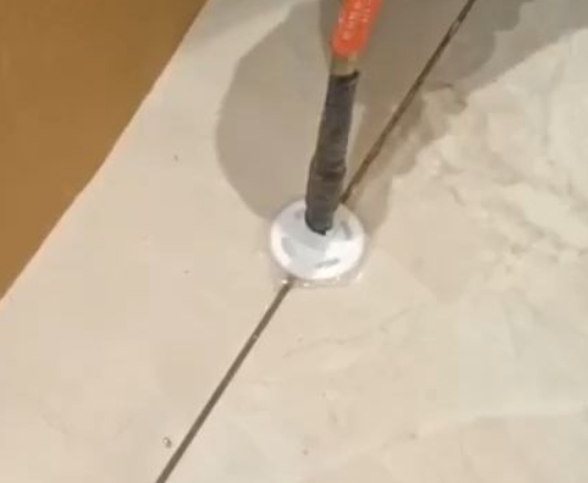 柳州市瓷砖空鼓维修公司专业解答瓷砖在铺贴过程中，如果没有涂抹均匀到位的粘结材料（如水泥砂浆或瓷砖胶），可能会导致以下问题