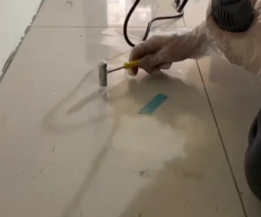 柳州市瓷砖开裂维修公司专业分享瓷砖在铺贴前如果没有沥干水分，将会导致以下问题